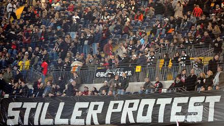 Schweigende Masse. Eintracht-Fans beim Spiel gegen Mainz.