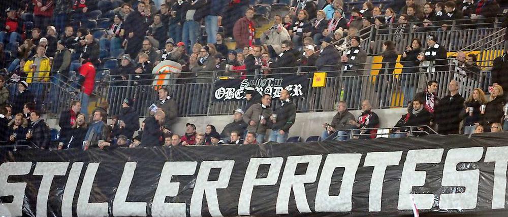 Schweigende Masse. Eintracht-Fans beim Spiel gegen Mainz.
