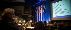 Hertha-Mitglieder harren der Dinge, die da kommen.