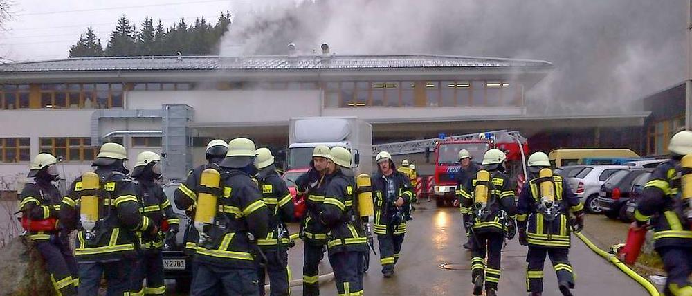 Noch Stunden nach Ausbruch des Feuers, waberte dichter Qualm durch die Behindertenwerkstatt.