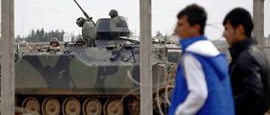 An der syrisch-türkischen Grenze: Syrische Jugendliche beobachten türkische Soldaten durch den Grenzzaun.