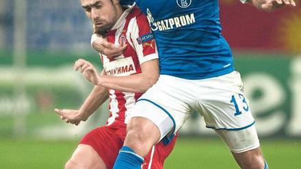 Alles im Griff. Schalkes Jermaine Jones bekämpft Giannis Maniatis mit allen ihm zur Verfügung stehenden Mitteln. Foto: AFP