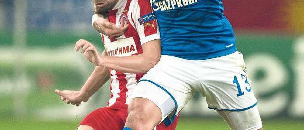 Alles im Griff. Schalkes Jermaine Jones bekämpft Giannis Maniatis mit allen ihm zur Verfügung stehenden Mitteln. Foto: AFP