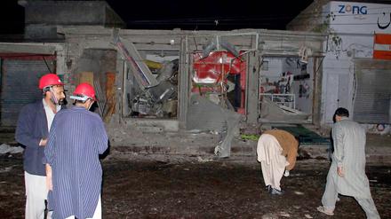 Ein etwa 18-Jähriger Selbstmordattentäter hat in Pakistan in der Nacht zu Donnerstag mindestens 16 Menschen mit in den Tod gerissen. 