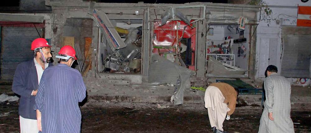 Ein etwa 18-Jähriger Selbstmordattentäter hat in Pakistan in der Nacht zu Donnerstag mindestens 16 Menschen mit in den Tod gerissen. 