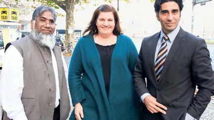 Drei von der Bürgerplattform. Mohammad Abdul Razzaque von der Bilal Moschee, Schulleiterin Katja Rehnitz und Jurist Suat Özkan wollen die Freie Bürgerschule Wedding gründen. 