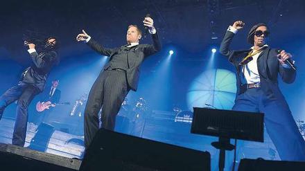 Große Styler. Die Seeed-Sänger Frank Dellé, Peter Fox und Demba Nabé beim ersten ihrer zwei Berliner Auftritte. Foto: Britta Pedersen/dpa