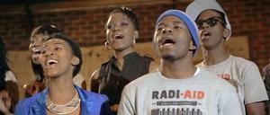 Der "Africa for Norway"-Chor wirbt für Spenden. Heizkörper sollen ins kalte Norwegen geschickt werden. Eine Satire - aber mit ernster Botschaft.