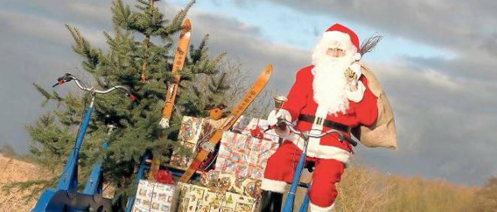 Weihnachtsmann bei der Arbeit. Achtung: Wer Pakete ins Ausland schicken will, muss sich jetzt beeilen. 