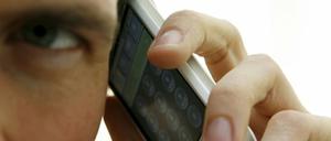 Der Staat kann durch die Überwachung von Mobiltelefonen umfangreiche Daten gewinnen. Sind die Maßnahmen legitim?