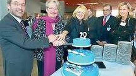 In Feierlaune. Von links: Walter Rosenthal (Vorstandsvorsitzender des MDC), Forschungsministerin Annette Schavan, Cornelia Lanz (Administrativer Vorstand des MDC), Ulrich Frei (Ärztlicher Direktor der Charité) und Annette Grüters-Kieslich (Dekanin der Charité).