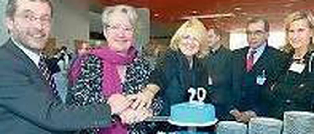 In Feierlaune. Von links: Walter Rosenthal (Vorstandsvorsitzender des MDC), Forschungsministerin Annette Schavan, Cornelia Lanz (Administrativer Vorstand des MDC), Ulrich Frei (Ärztlicher Direktor der Charité) und Annette Grüters-Kieslich (Dekanin der Charité). 