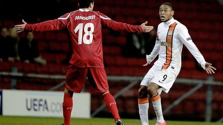 Empörung gegen Unschuldsmine. Der Brasilianer Luiz Adriano wird nach seinem umstrittenen Tor von Nordsjaelland-Spielern angegangen. 