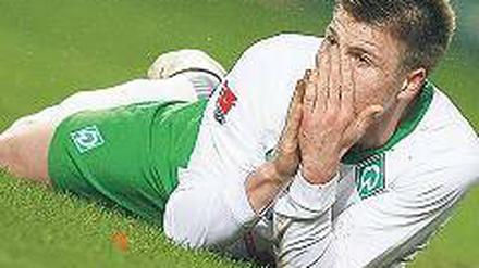 Das tat weh. Sebastian Prödl brach sich das Nasenbein und den Oberkiefer. Foto: dpa