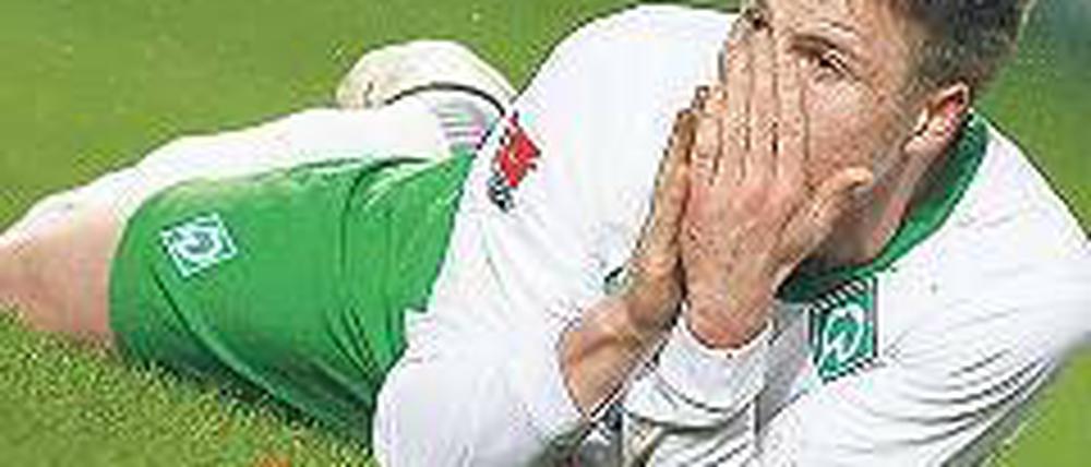 Das tat weh. Sebastian Prödl brach sich das Nasenbein und den Oberkiefer. Foto: dpa