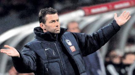 Himmel, hilf! Bei seinem Debüt als Herthas Trainer steht Michael Skibbe ein Spiel lang im Regen und muss mitansehen, wie seine Mannschaft 0:2 untergeht. Foto: Reuters