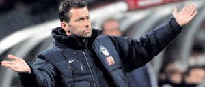 Himmel, hilf! Bei seinem Debüt als Herthas Trainer steht Michael Skibbe ein Spiel lang im Regen und muss mitansehen, wie seine Mannschaft 0:2 untergeht. Foto: Reuters
