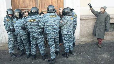 Mit aller Macht: Russische Sicherheitskräfte gehen am Tag nach der Präsidentenwahl gegen Demonstranten vor. 