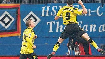 Dortmund springt in die Rückrunde. Robert Lewandowski erzielte gestern gleich zwei Tore beim 5:1-Sieg der Borussen in Hamburg. Der Meister rückte damit auf den zweiten Tabellenplatz vor und ist punktgleich mit dem führenden FC Bayern. Foto: dapd