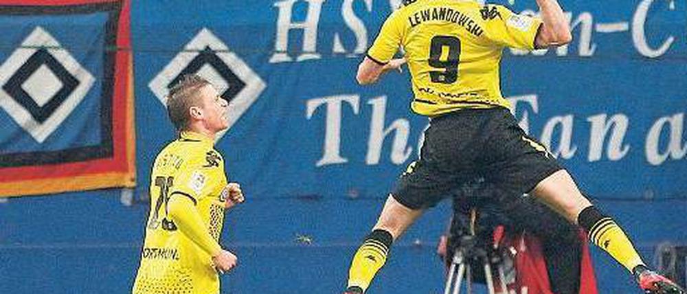 Dortmund springt in die Rückrunde. Robert Lewandowski erzielte gestern gleich zwei Tore beim 5:1-Sieg der Borussen in Hamburg. Der Meister rückte damit auf den zweiten Tabellenplatz vor und ist punktgleich mit dem führenden FC Bayern. Foto: dapd