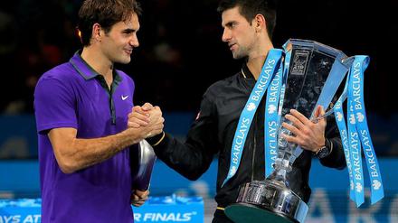 Roger Federer und Novak Djokovic (r.) zeigten in London Tennis der Extraklasse.