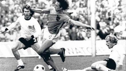 Der König wankt. Hollands Johan Cruyff hatte beim WM-Finale 1974 keinen leichten Stand gegen Berti Vogts (re.). Foto: dpa