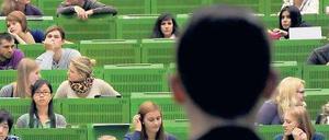 Erfahren. Mit den Jahren sollen Professoren mehr Gehalt bekommen. „Altersdiskriminierung“, urteilen die Gutachter.