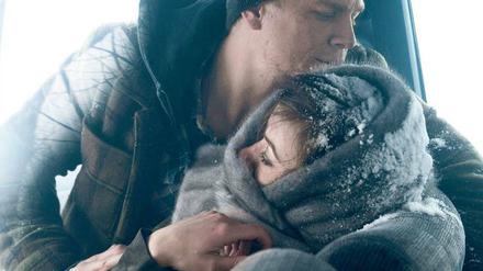 Romanze am Rande. Liza (Olivia Wilde) ist halb erfroren, als Jay (Charlie Hunnam) sie mit dem Auto aufliest. Beide haben Ärger mit der Polizei.