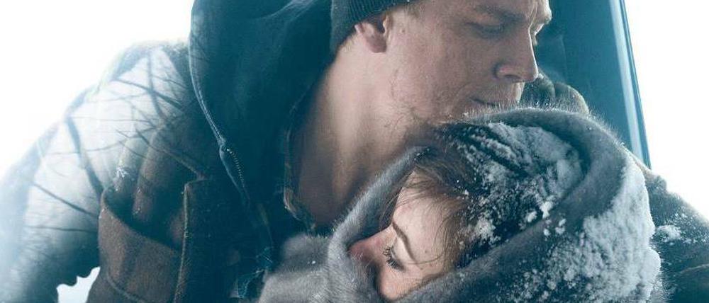 Romanze am Rande. Liza (Olivia Wilde) ist halb erfroren, als Jay (Charlie Hunnam) sie mit dem Auto aufliest. Beide haben Ärger mit der Polizei.