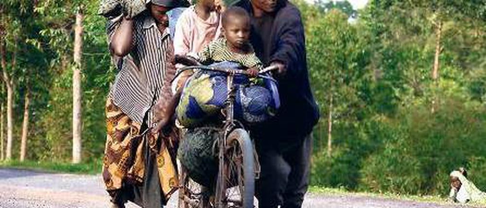 Auf der Flucht. Eine Familie bringt sich vor den Kämpfen zwischen Rebellen und Regierungstruppen in der Nähe von Goma in Sicherheit. Foto: Alain Wandimoyi/dpa
