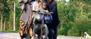 Auf der Flucht. Eine Familie bringt sich vor den Kämpfen zwischen Rebellen und Regierungstruppen in der Nähe von Goma in Sicherheit. Foto: Alain Wandimoyi/dpa