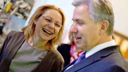 Gute Stimmung bei der Politik. Wirtschaftssenatorin Yzer und Regierungschef Wowereit freuen sich darüber, dass die Industrie in Berlin Tritt gefasst hat.