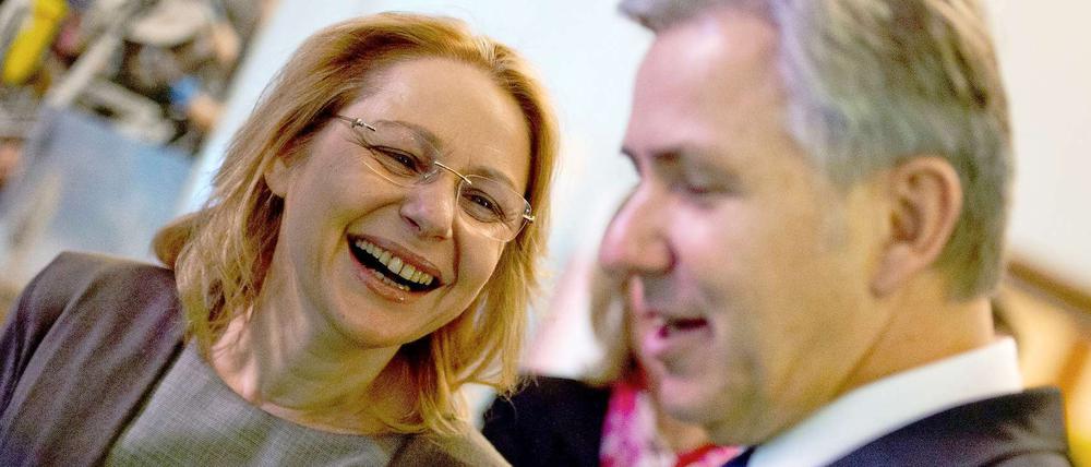 Gute Stimmung bei der Politik. Wirtschaftssenatorin Yzer und Regierungschef Wowereit freuen sich darüber, dass die Industrie in Berlin Tritt gefasst hat.