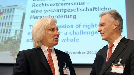 Der türkische Botschafter Hüseyin Avni Karslioglu und der Präsident des Bundeskriminalamts, Jörg Ziercke (r), bei der BKA-Herbsttagung in Wiesbaden.