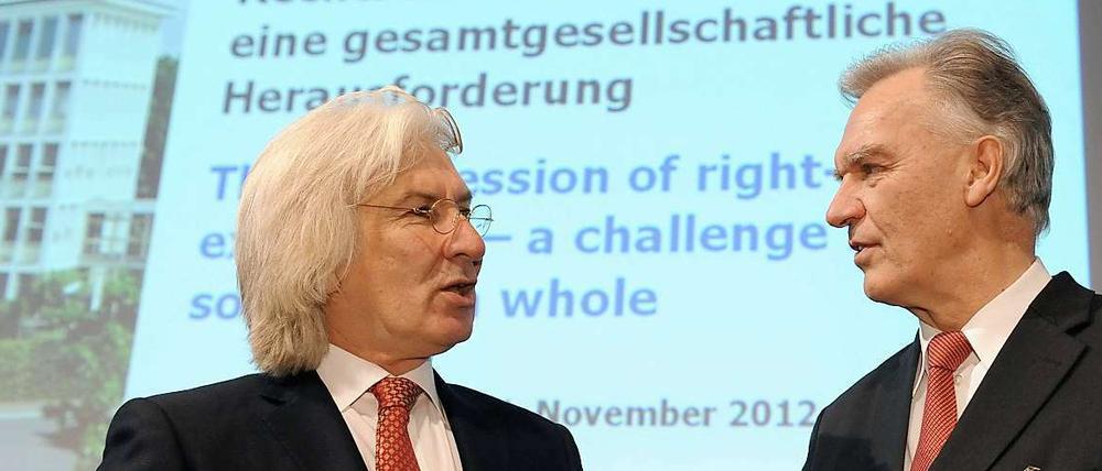 Der türkische Botschafter Hüseyin Avni Karslioglu und der Präsident des Bundeskriminalamts, Jörg Ziercke (r), bei der BKA-Herbsttagung in Wiesbaden.