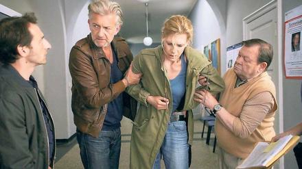 Für Drogenfahnderin Melissa Mainhard (Ina Weisse) wird es immer komplizierter, ihre schwere Erkrankung vor den Kollegen (v.l. Boris Aljinovic, Dominic Raacke, Ernst-Georg Schwill) zu verheimlichen. Foto: RBB