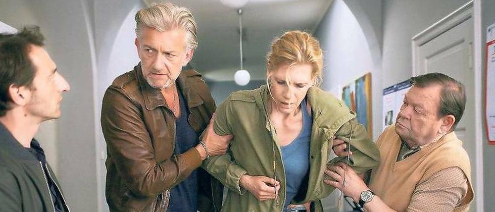 Für Drogenfahnderin Melissa Mainhard (Ina Weisse) wird es immer komplizierter, ihre schwere Erkrankung vor den Kollegen (v.l. Boris Aljinovic, Dominic Raacke, Ernst-Georg Schwill) zu verheimlichen. Foto: RBB