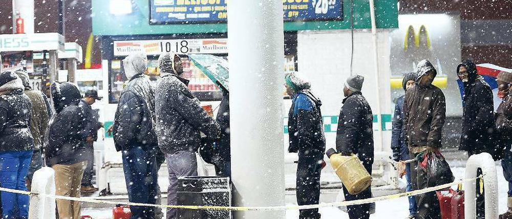 Leidgeprüft. Seit dem Hurrikan „Sandy“ ist in New York das Benzin knapp geworden. Inzwischen ist das Schlangestehen noch beschwerlicher geworden – der Wintersturm „Athena“ brachte eisige Temperaturen. Foto: Mario Tama/AFP