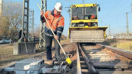 Kehrwochen. Zwei neue Besenwagen sollen die Bahngleise in Berlin vom Schnee befreien. Mindestens ebenso wichtig sind allerdings die Winterdiensthelfer, die Weichen per Hand von Schnee und Eis befreien. Die Bahn sieht sich gut präpariert.