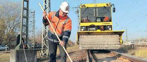 Kehrwochen. Zwei neue Besenwagen sollen die Bahngleise in Berlin vom Schnee befreien. Mindestens ebenso wichtig sind allerdings die Winterdiensthelfer, die Weichen per Hand von Schnee und Eis befreien. Die Bahn sieht sich gut präpariert.
