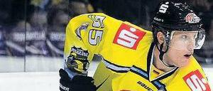 Freies Wochenende in Krefeld. Das Nationalteam muss ohne Christian Ehrhoff auskommen, weil der Verband nicht die Versicherung für den Verteidiger zahlen will. 