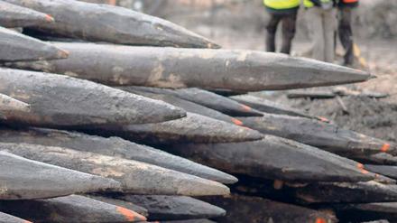 Aus historischem Boden. Auf der Baustelle am Schlossplatz liegen die bereits aus dem Boden gezogenen Eichenpfähle. Das Holz ist rund 300 Jahre alt und könnte nach einer Spezialbehandlung zu Möbeln aufbereitet werden.