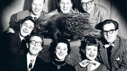 Die alten Helden. In zwei Jahren feiert das Kabarett seinen 65. Geburtstag. So sah die alte, berühmte Truppe aus. Von links nach rechts beginnend mit Günter Pfitzmann oben in der Mitte waren das Rolf Ulrich, Achim Strietzel, Ingeborg Wellmann, Inge Wolffberg, Jo Herbst, Wolfgang Gruner und Klaus Becker. Foto: Promo