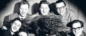 Die alten Helden. In zwei Jahren feiert das Kabarett seinen 65. Geburtstag. So sah die alte, berühmte Truppe aus. Von links nach rechts beginnend mit Günter Pfitzmann oben in der Mitte waren das Rolf Ulrich, Achim Strietzel, Ingeborg Wellmann, Inge Wolffberg, Jo Herbst, Wolfgang Gruner und Klaus Becker. Foto: Promo