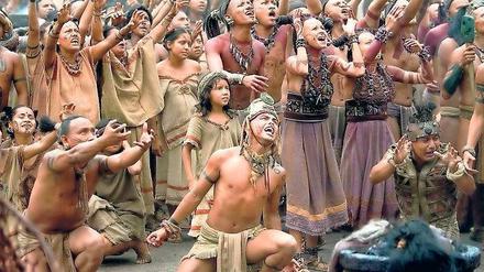 Ob die Maya das Ende ihres Kalenders wirklich als Ende der Welt deuteten, ist unklar. Szene einer Massenbeschwörung aus dem Maya-Spielfilm „Apocalypto“, USA 2006, Regie: Mel Gibson.