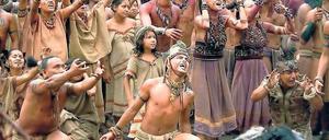 Ob die Maya das Ende ihres Kalenders wirklich als Ende der Welt deuteten, ist unklar. Szene einer Massenbeschwörung aus dem Maya-Spielfilm „Apocalypto“, USA 2006, Regie: Mel Gibson. 
