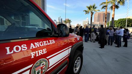 Feuerwehr und Polizei von Los Angeles äußern sich in einer Pressekonferenz zu der Brandserie.