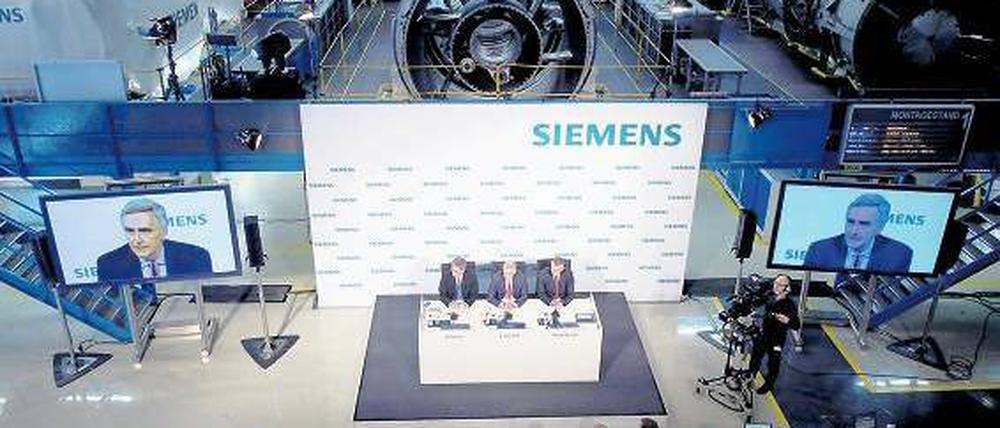 Bilanz in der Montagehalle. Siemens-Chef Peter Löscher präsentierte die Bilanz des Unternehmens am Donnerstag im Gasturbinenwerk in der Huttenstraße in Moabit. Die Arbeiter der Frühschicht hatten an dem Tag frei. Foto: dpa