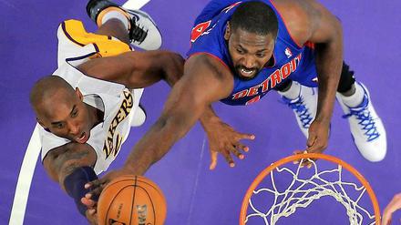 Ich dunke Sie. Kobe Bryant (links) siegte mit den Lakers.