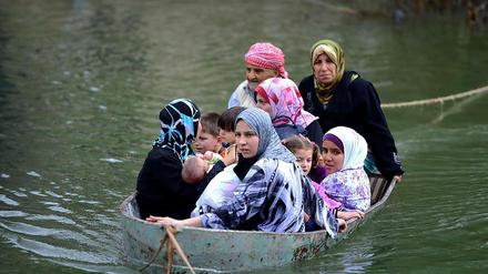 Syrische Flüchtlinge überqueren die Grenze in die Türkei.